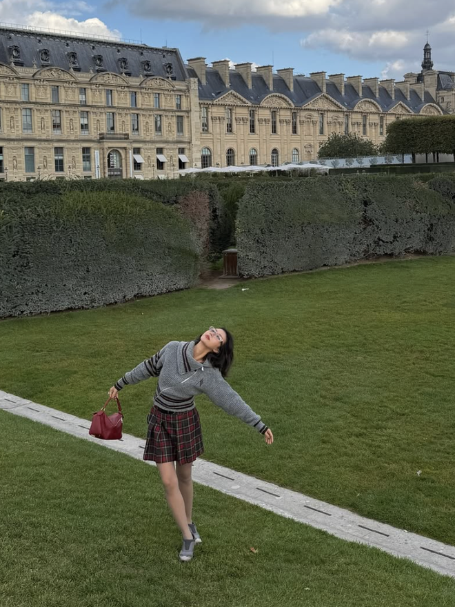 Tôn dáng và thời thượng cùng chân váy ngắn xếp ly- Ảnh 6. Tôn dáng và thời thượng cùng chân váy ngắn xếp ly- Ảnh 6.