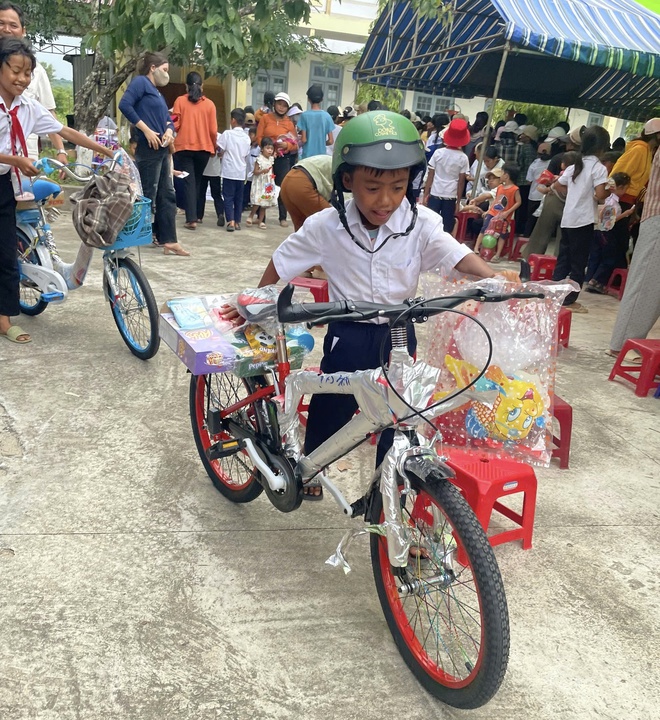 Những 'trái tim nhỏ' mang nghĩa tình từ TP.HCM lên Đắk Lắk, ấm áp Ea Lâm- Ảnh 6. Những 'trái tim nhỏ' mang nghĩa tình từ TP.HCM lên Đắk Lắk, ấm áp Ea Lâm- Ảnh 6.