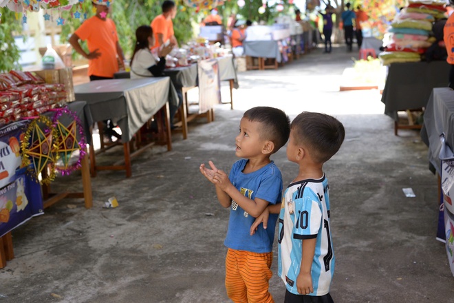 Những 'trái tim nhỏ' mang nghĩa tình từ TP.HCM lên Đắk Lắk, ấm áp Ea Lâm- Ảnh 2. Những 'trái tim nhỏ' mang nghĩa tình từ TP.HCM lên Đắk Lắk, ấm áp Ea Lâm- Ảnh 2.