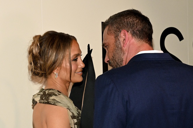 Jennifer Lopez và Ben Affleck sánh bước trên thảm đỏ sau 1 năm ly hôn - Ảnh 3.