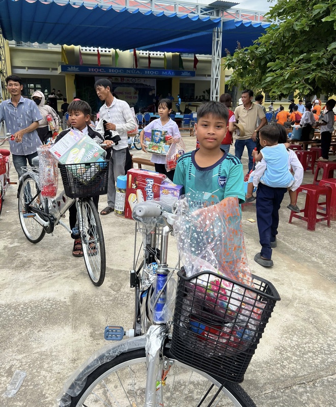 Những 'trái tim nhỏ' mang nghĩa tình từ TP.HCM lên Đắk Lắk, ấm áp Ea Lâm- Ảnh 7. Những 'trái tim nhỏ' mang nghĩa tình từ TP.HCM lên Đắk Lắk, ấm áp Ea Lâm- Ảnh 7.