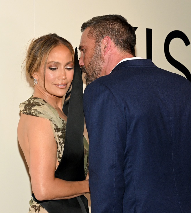 Jennifer Lopez và Ben Affleck sánh bước trên thảm đỏ sau 1 năm ly hôn - Ảnh 2.