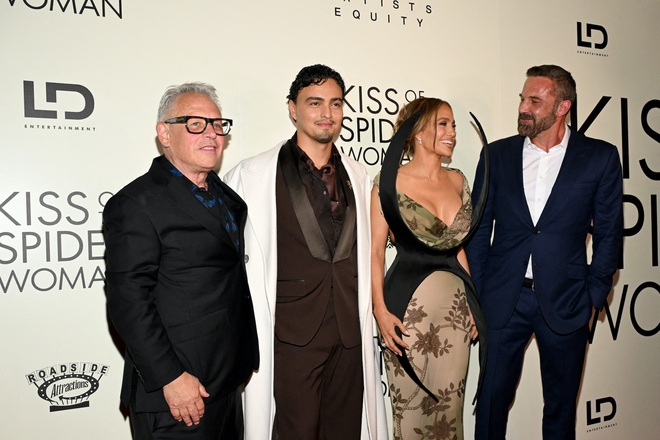 Jennifer Lopez và Ben Affleck sánh bước trên thảm đỏ sau 1 năm ly hôn - Ảnh 5.