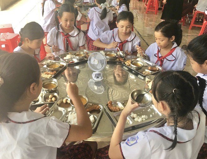 Có gì trong suất ăn bán trú giá 14.000 đồng và17.000 đồng ở trường làng Quảng Trị?- Ảnh 16. Có gì trong suất ăn bán trú giá 14.000 đồng và17.000 đồng ở trường làng Quảng Trị?- Ảnh 16.