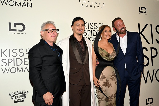 Jennifer Lopez và Ben Affleck sánh bước trên thảm đỏ sau 1 năm ly hôn - Ảnh 4.