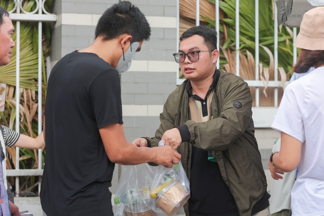 TP.HCM nghĩa tình: Thầy giáo dạy nhạc mở bếp ăn thiện nguyện Đô Thăng gieo thiện lành- Ảnh 8. TP.HCM nghĩa tình: Thầy giáo dạy nhạc mở bếp ăn thiện nguyện Đô Thăng gieo thiện lành- Ảnh 8.