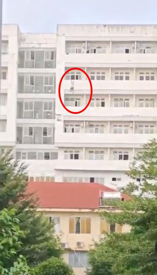 Điều tra vụ người đàn ông rơi từ lầu 8 bệnh viện xuống đất tử vong - Ảnh 2.