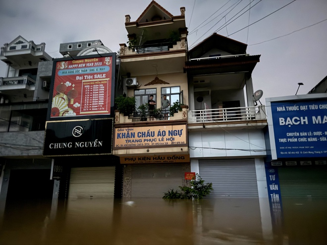 Nước lũ ở Th&aacute;i Nguy&ecirc;n ngập đến cổ: 'Sợ qu&aacute;, nước vẫn đang d&acirc;ng'- Ảnh 2.
