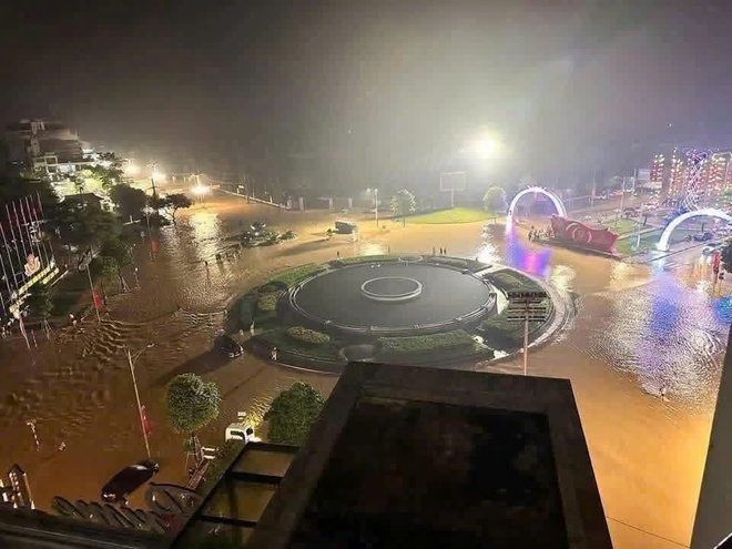 Người d&acirc;n Th&aacute;i Nguy&ecirc;n trắng đ&ecirc;m ng&acirc;m m&igrave;nh trong cơn lũ lịch sử, tiếp tục cầu cứu - Ảnh 5.