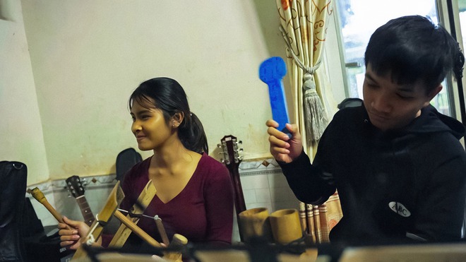 Nghệ sĩ nhạc cụ dân tộc người J'rai ‘làm cha’ của 11 em nhỏ bị bỏ rơi - Ảnh 6.