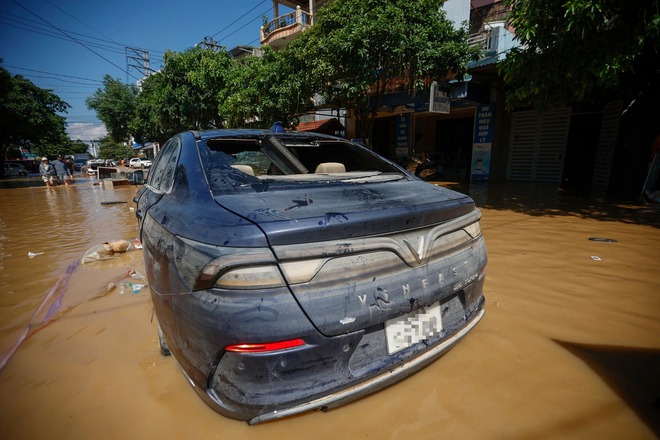 Bão không theo quy luật, lũ lịch sử chưa từng có, 'vượt ngưỡng chịu đựng người dân' - Ảnh 8.