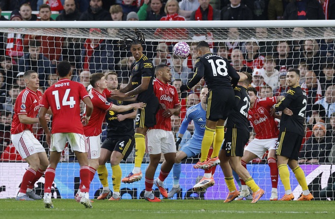 Dẫn trước nhờ trọng t&agrave;i sai lầm, M.U vẫn h&ograve;a th&oacute;t tim: HLV Amorim &lsquo;hiện nguy&ecirc;n h&igrave;nh&rsquo;?- Ảnh 1.