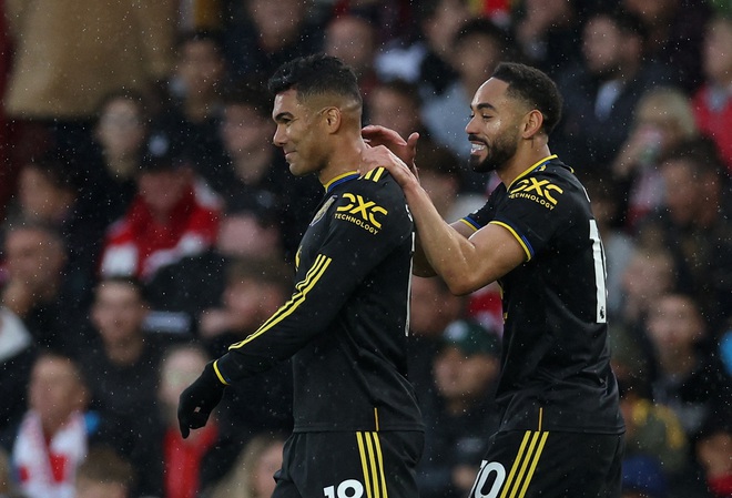 Dẫn trước nhờ trọng t&agrave;i sai lầm, M.U vẫn h&ograve;a th&oacute;t tim: HLV Amorim &lsquo;hiện nguy&ecirc;n h&igrave;nh&rsquo;?- Ảnh 2.