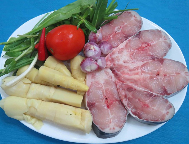 Hương vị quê hương: Cá tra um măng le muối chua - Ảnh 1.
