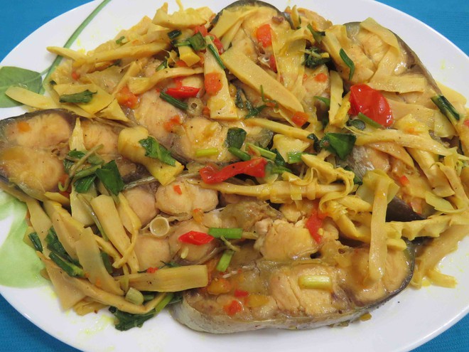 Hương vị quê hương: Cá tra um măng le muối chua - Ảnh 2.