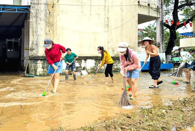 Trường vùng bão lũ 'rũ bùn' đón học sinh trở lại - Ảnh 3.