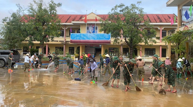 Trường vùng bão lũ 'rũ bùn' đón học sinh trở lại - Ảnh 4.