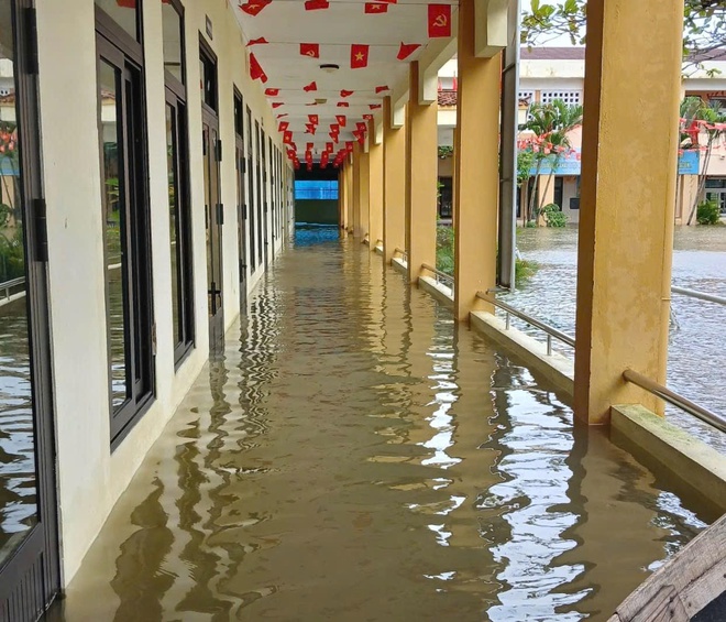 Trường vùng bão lũ 'rũ bùn' đón học sinh trở lại - Ảnh 1.