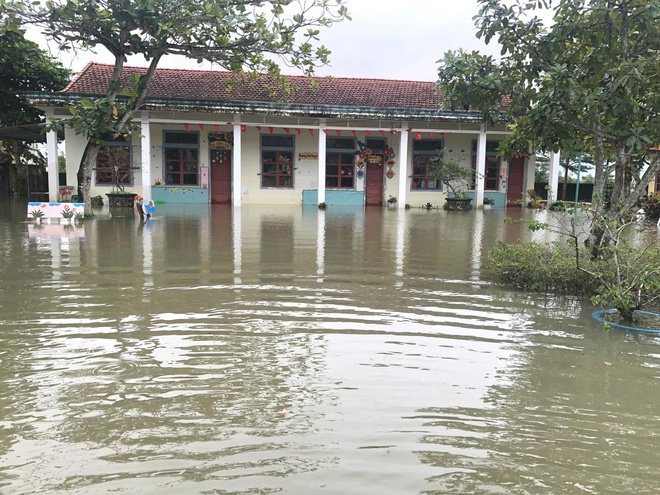 Trường vùng bão lũ 'rũ bùn' đón học sinh trở lại - Ảnh 2.