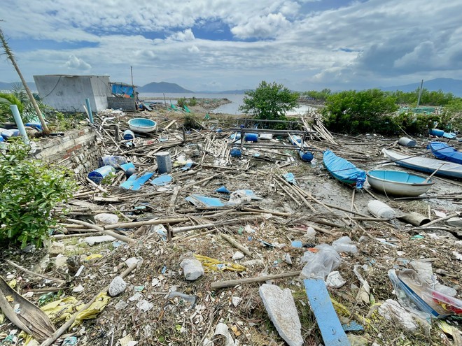 Thủ phủ tôm hùm Sông Cầu tan tác sau bão: Lồng bè cuốn trôi, ngư dân chết lặng - Ảnh 6.