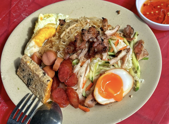 Bất ngờ về những quán ăn nổi tiếng TP.HCM có bà chủ… 'độc thân vui tính!' - Ảnh 4.