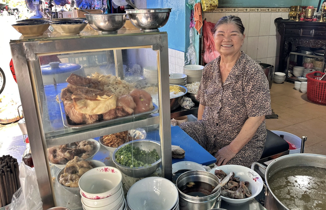 Bất ngờ về những quán ăn nổi tiếng TP.HCM có bà chủ… 'độc thân vui tính!' - Ảnh 6.