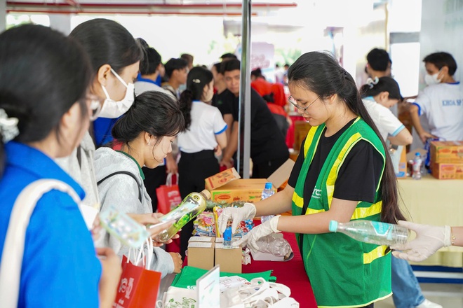 Sinh viên thực hành sống xanh sống khỏe, rộn ràng xách quà mang về - Ảnh 2.