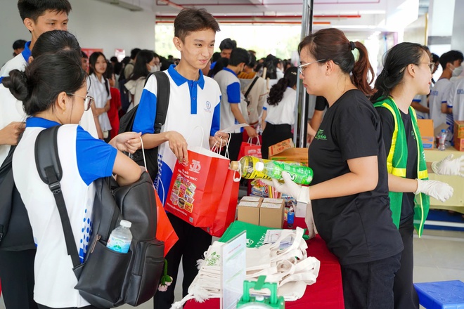 Sinh viên thực hành sống xanh sống khỏe, rộn ràng xách quà mang về - Ảnh 4.