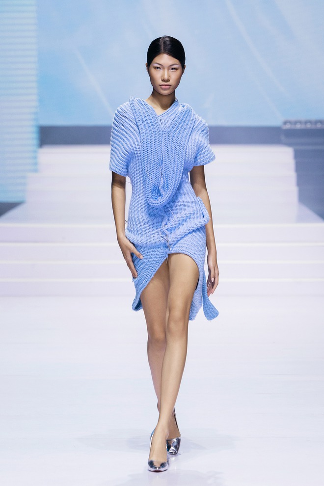 Vu Viet Ha និង Ha Linh Thu បានធ្វើឱ្យមានការចាប់អារម្មណ៍លើការដើរបង្ហាញម៉ូតសប្តាហ៍ - រូបថតទី 4 ។