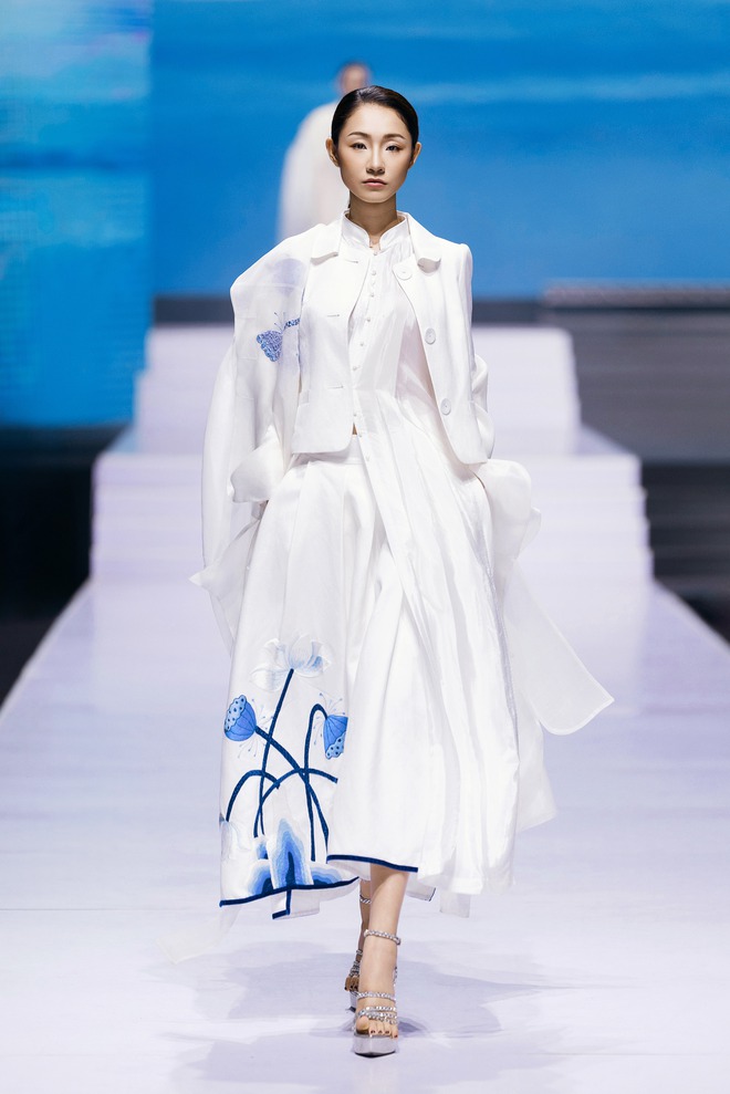 Vu Viet Ha និង Ha Linh Thu ធ្វើ​ឱ្យ​មាន​ការ​ចាប់​អារម្មណ៍​លើ​ការ​ដើរ​ម៉ូដ​ក្នុង​សប្តាហ៍​ម៉ូដ - រូបថត​ទី ៧។