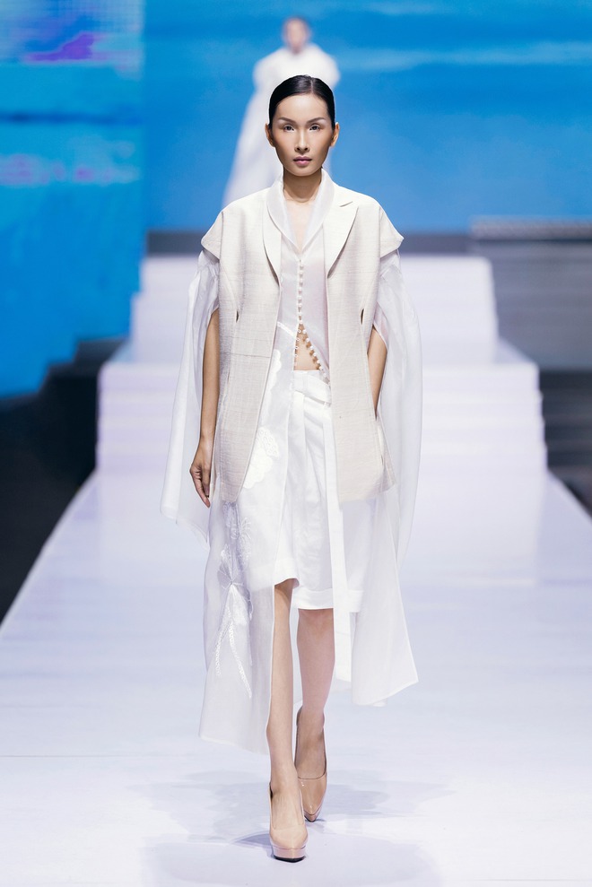 Vu Viet Ha និង Ha Linh Thu ធ្វើឱ្យមានការចាប់អារម្មណ៍លើការដើរបង្ហាញម៉ូតសប្តាហ៍ - រូបថតទី ៩ ។