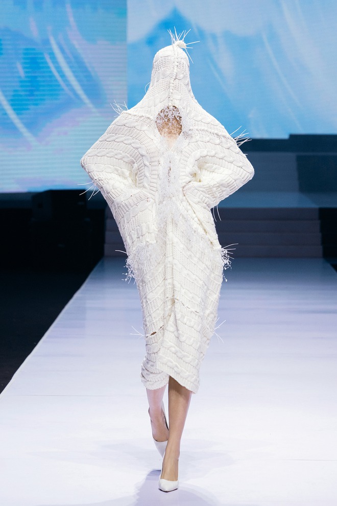 Vu Viet Ha និង Ha Linh Thu បានធ្វើឱ្យមានការចាប់អារម្មណ៍លើការដើរបង្ហាញម៉ូតសប្តាហ៍ - រូបថតទី 5 ។