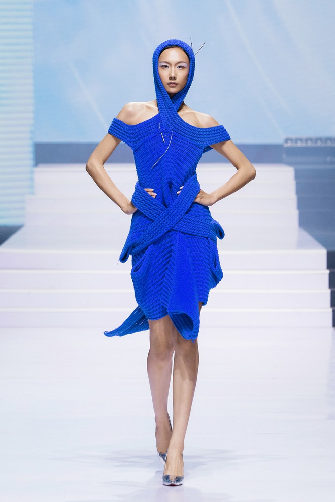 Vu Viet Ha និង Ha Linh Thu ធ្វើ​ឱ្យ​មាន​ការ​ចាប់​អារម្មណ៍​លើ​ការ​ដើរ​ម៉ូដ​ក្នុង​សប្តាហ៍​ម៉ូដ - រូបថត​ទី ៨។