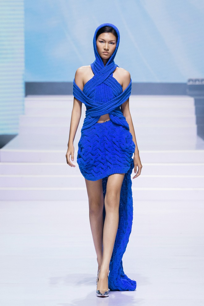 Vu Viet Ha និង Ha Linh Thu ធ្វើ​ឱ្យ​មាន​ចំណាប់​អារម្មណ៍​លើ​ការ​ដើរ​ម៉ូដ​ក្នុង​សប្តាហ៍​ម៉ូដ - រូបថត ៦.