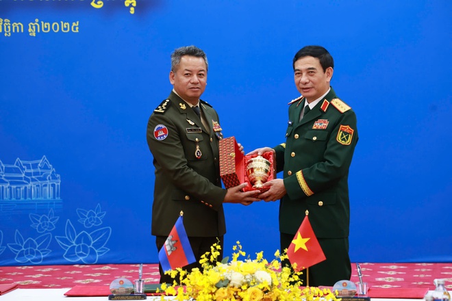 Giao lưu hữu nghị quốc phòng biên giới Việt Nam - Campuchia - Ảnh 17.