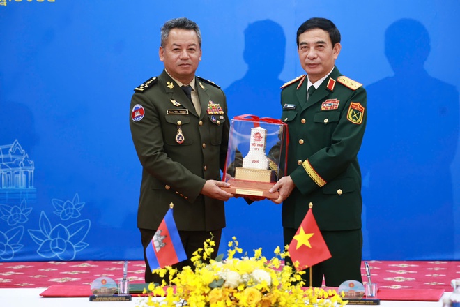 Giao lưu hữu nghị quốc phòng biên giới Việt Nam - Campuchia - Ảnh 14.
