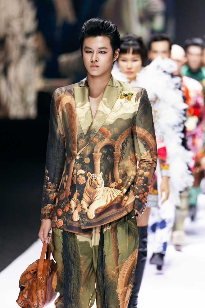 Dấu ấn từ các thương hiệu quốc tế trên sàn diễn thời trang Việt - Ảnh 4.