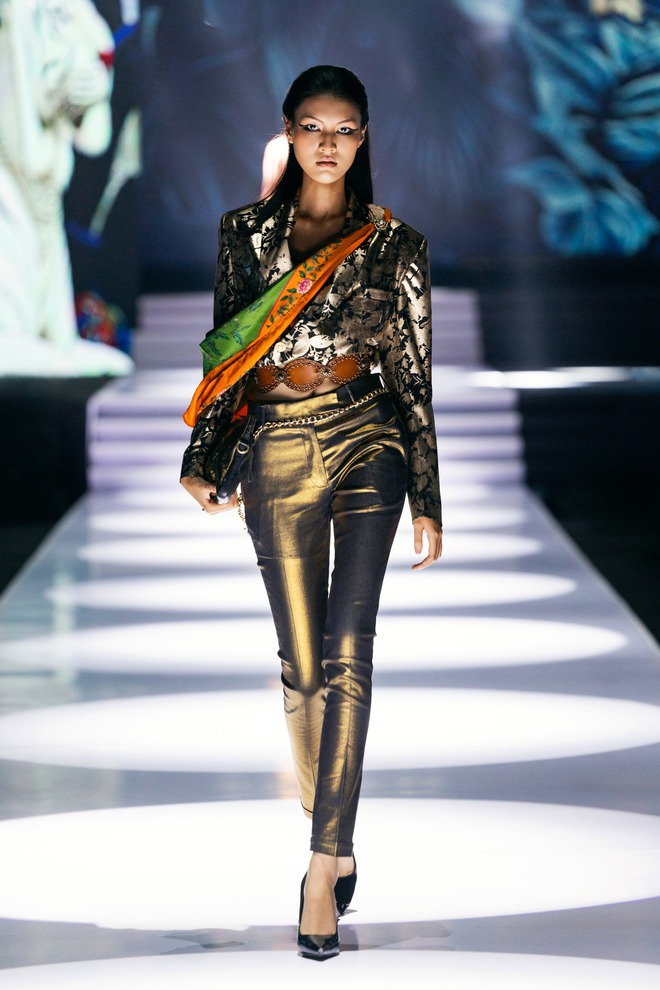 Dấu ấn từ các thương hiệu quốc tế trên sàn diễn thời trang Việt - Ảnh 5.