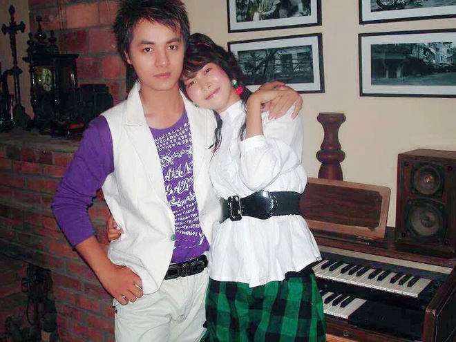 Hôn nhân ngọt ngào của ca sĩ Đăng Khôi và vợ hot girl - Ảnh 1.