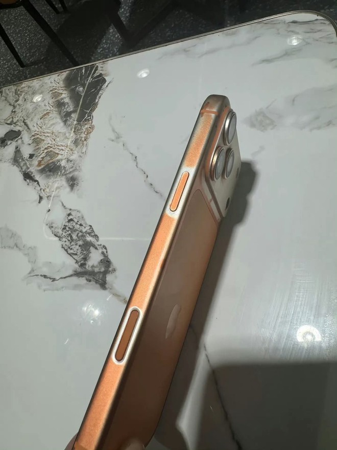 Dùng khăn ướt cũng có thể 'thổi bay màu' lớp phủ iPhone 17 Pro Max - Ảnh 3.