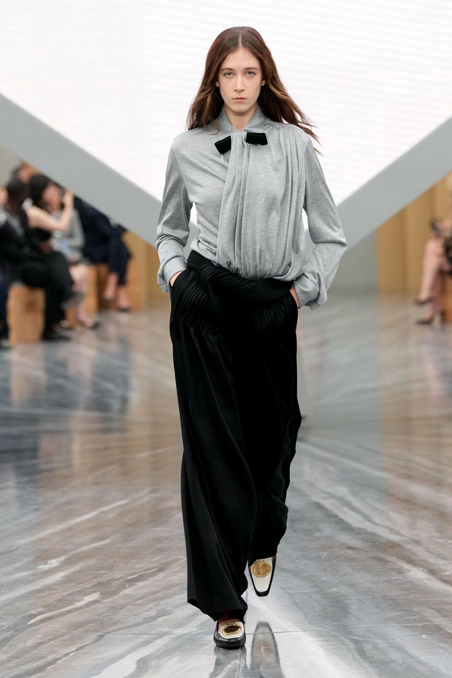 Những thiết kế và cách phối áo cổ cao mùa lạnh bạn nhất định 'phải biết'- Ảnh 3.