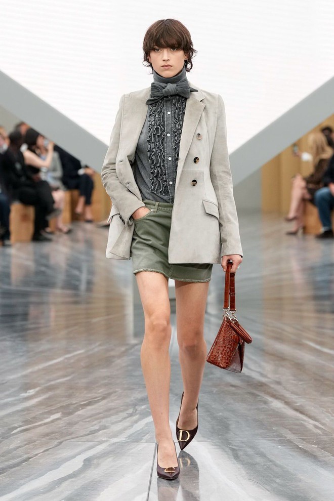 Những thiết kế và cách phối áo cổ cao mùa lạnh bạn nhất định 'phải biết'- Ảnh 4.