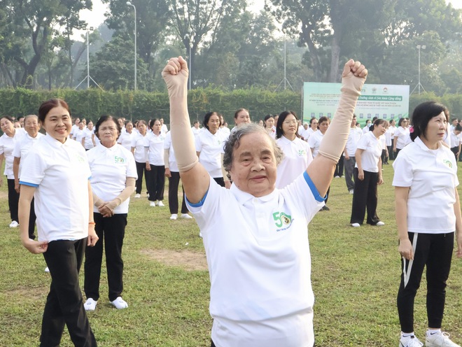 Đồng diễn dưỡng sinh ngàn người ở TP.HCM, có cụ bà 83 tuổi dậy từ 3 giờ- Ảnh 3. Đồng diễn dưỡng sinh ngàn người ở TP.HCM, có cụ bà 83 tuổi dậy từ 3 giờ- Ảnh 3.