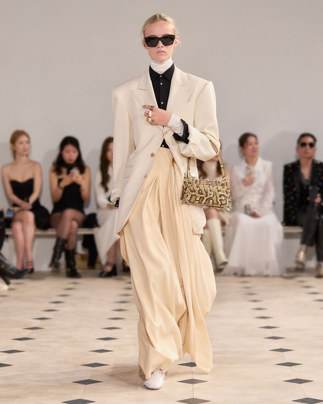 Những thiết kế và cách phối áo cổ cao mùa lạnh bạn nhất định 'phải biết'- Ảnh 7.