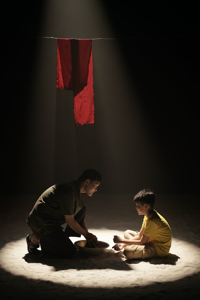 MV vận dụng hề chèo diễn tả nỗi đau mất cha - Ảnh 4.