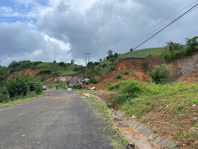 Sạt lở cuốn sập 2 căn nhà, người đàn ông ôm cháu bé chạy thoát đúng vài giây - Ảnh 4.