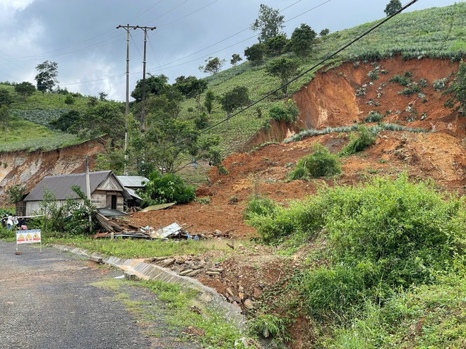 Sạt lở cuốn sập 2 căn nhà, người đàn ông ôm cháu bé chạy thoát đúng vài giây - Ảnh 5.
