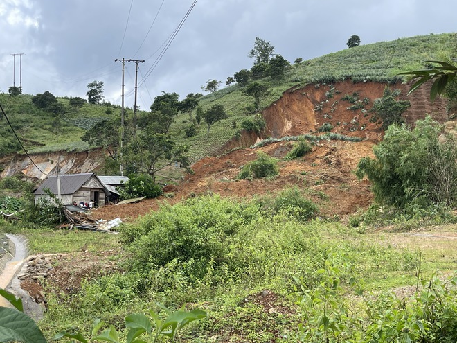 Sạt lở cuốn sập 2 căn nhà, người đàn ông ôm cháu bé chạy thoát đúng vài giây - Ảnh 3.