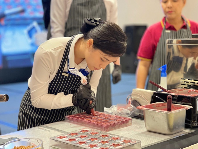 Sinh viên ứng dụng AI trong ẩm thực, trải nghiệm nghệ thuật Chocolate và Mixology  - Ảnh 4.