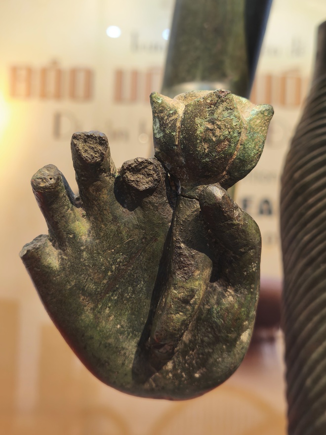 Lần đầu trưng bày bảo vật quốc gia tượng Bồ tát Tara hoàn chỉnh - Ảnh 3. Lần đầu trưng bày bảo vật quốc gia tượng Bồ tát Tara hoàn chỉnh - Ảnh 3.